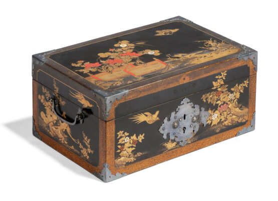 A JAPANESE SILVER-MOUNTED BLACK AND GOLD LACQUER BOX - Foto 1