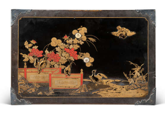 A JAPANESE SILVER-MOUNTED BLACK AND GOLD LACQUER BOX - Foto 2