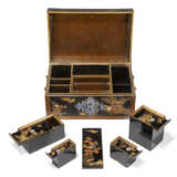 A JAPANESE SILVER-MOUNTED BLACK AND GOLD LACQUER BOX - Foto 3