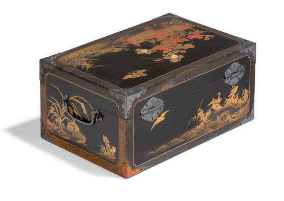 A JAPANESE SILVER-MOUNTED BLACK AND GOLD LACQUER BOX - photo 4