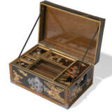 A JAPANESE SILVER-MOUNTED BLACK AND GOLD LACQUER BOX - Foto 5