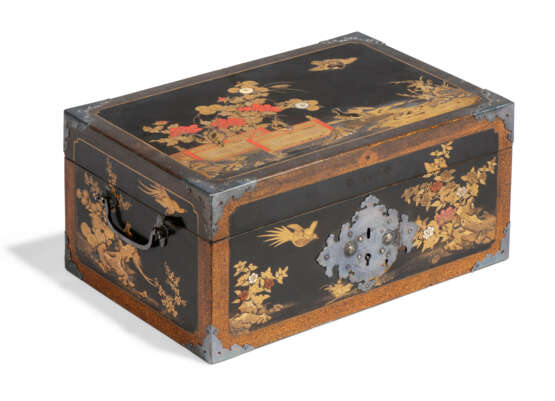 A JAPANESE SILVER-MOUNTED BLACK AND GOLD LACQUER BOX - Foto 6