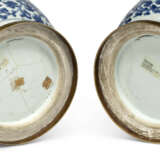 A PAIR OF REGENCE ORMOLU-MOUNTED CHINESE BLUE AND WHITE PORCELAIN CACHE-POTS - photo 3
