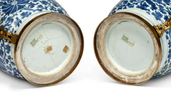 A PAIR OF REGENCE ORMOLU-MOUNTED CHINESE BLUE AND WHITE PORCELAIN CACHE-POTS - Foto 3