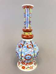 Balustervase mit Asiatika-Dekor: Meissen Porzellan, um 1750, sehr gut.