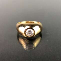 Opulenter Ring mit großem Stein. Gelbgold 585.