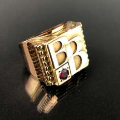 Opulenter Ring mit Rubin. Gelbgold 585.