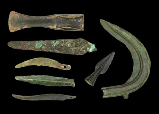 Konvolut frühgeschichtlicher Bronze-Messer, Lanzenspitzen und Lappenaxt. - photo 1
