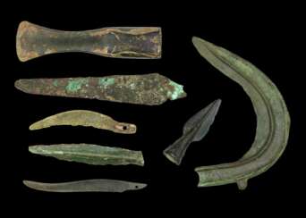 Konvolut frühgeschichtlicher Bronze-Messer, Lanzenspitzen und Lappenaxt.
