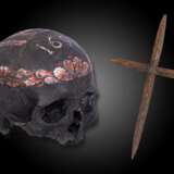 Totenschädel mit Zierbemalung, datiert 1691 und ein eisernes Femekreuz. - photo 1