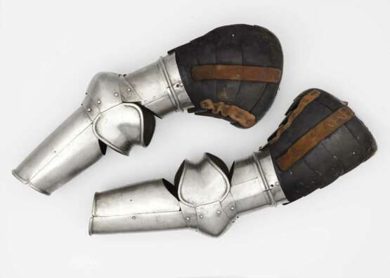 Ein Paar Armzeuge zum Harnisch, deutsch oder Norditalien um 1560. - фото 3