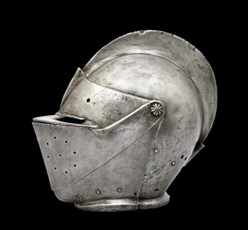 Geschlossener Helm zum Plankengestech, süddeutsch um 1580. - photo 2