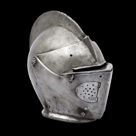 Geschlossener Helm zum Plankengestech, süddeutsch um 1580. - photo 3