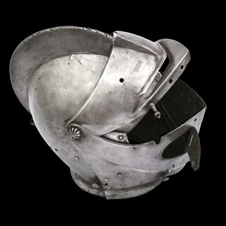 Geschlossener Helm zum Plankengestech, süddeutsch um 1580. - Foto 7