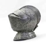 Geschlossener Helm, deutsch Mitte 16. Jahrhundert. - Foto 3
