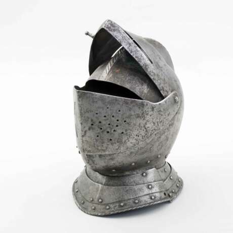 Geschlossener Helm, deutsch Mitte 16. Jahrhundert. - Foto 4