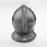Geschlossener Helm, deutsch Mitte 16. Jahrhundert. - Foto 5