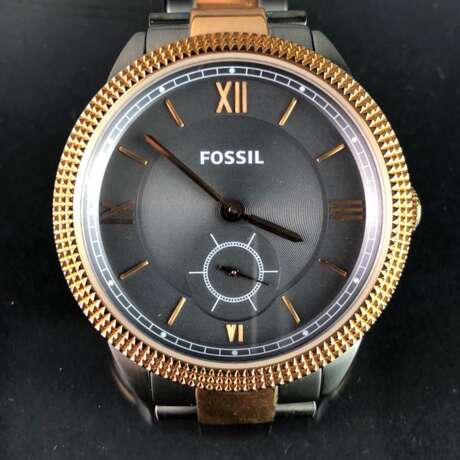 Armbanduhr: "FOSSIL". Edelstahl gebürstet und bicolor. Mineralglas. Ungetragen aus Uhrmachernachlaß. Tadellos. - Foto 1