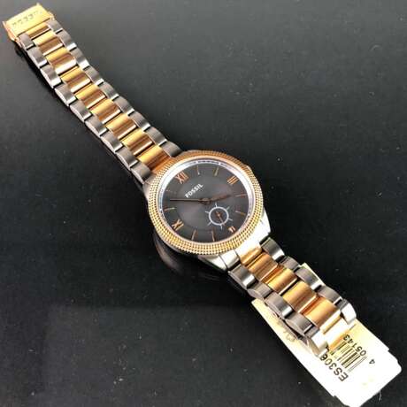 Armbanduhr: "FOSSIL". Edelstahl gebürstet und bicolor. Mineralglas. Ungetragen aus Uhrmachernachlaß. Tadellos. - photo 2