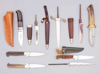 Konvolut von verschiedenen Messern und Messerteilen.