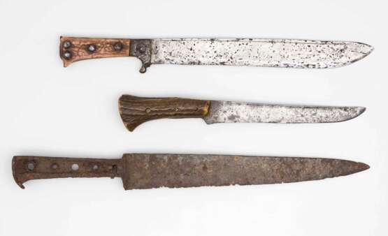 Zwei Jagdmesser und Bauernwehr, süddeutsch und Schweiz 16.- 18. Jahrhundert. - фото 1