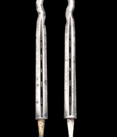 Einzelne Degenklinge mit wellenförmigem Schliff, wohl deutsch Mitte 18.Jahrhundert. - Foto 1