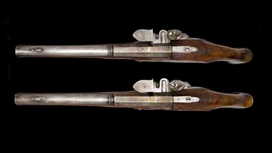 Ein Paar eisengeschnittene Steinschlosspistolen von Caspar Schultz deutsch um 1720. - photo 3