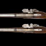 Ein Paar eisengeschnittene Steinschlosspistolen von Caspar Schultz deutsch um 1720. - photo 3
