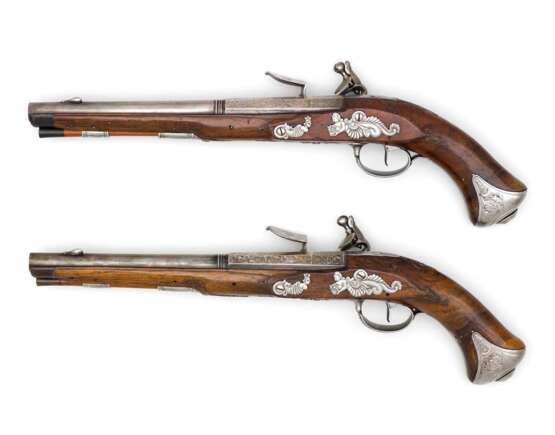Ein Paar eisengeschnittene Steinschlosspistolen von Caspar Schultz deutsch um 1720. - Foto 6