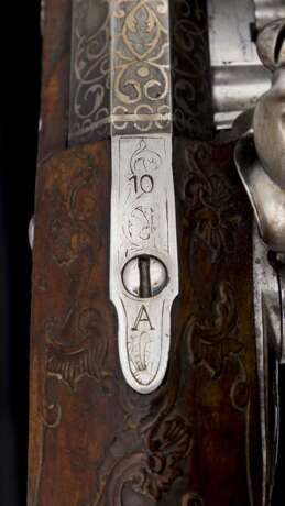 Ein Paar eisengeschnittene Steinschlosspistolen von Caspar Schultz deutsch um 1720. - Foto 9