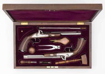 Ein Paar Perkussions-Pistolen im Kasten mit Zubehör.