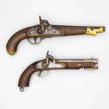 Großbritannien, zwei militärische Perkussionspistolen 19. Jahrhundert. - Foto 1
