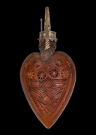 Reich beschnitzte Pulverflasche aus herzförmigem Buchsbaum, datiert 1637. - photo 1
