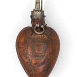 Reich beschnitzte Pulverflasche aus herzförmigem Buchsbaum, datiert 1637. - Foto 2