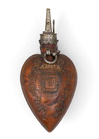 Reich beschnitzte Pulverflasche aus herzförmigem Buchsbaum, datiert 1637. - Foto 2