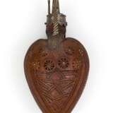 Reich beschnitzte Pulverflasche aus herzförmigem Buchsbaum, datiert 1637. - Foto 4