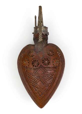 Reich beschnitzte Pulverflasche aus herzförmigem Buchsbaum, datiert 1637. - photo 4