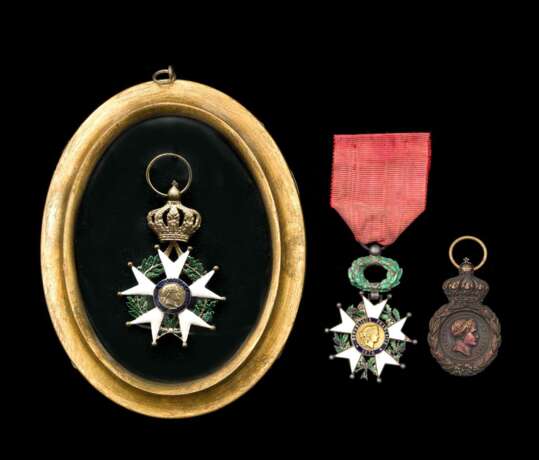 Französischer Orden der Ehrenlegion und St. Helena Medaille. - фото 1