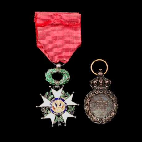 Französischer Orden der Ehrenlegion und St. Helena Medaille. - фото 2