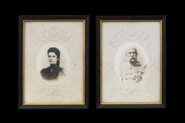 Ein Paar gerahmte Fotografien von Kaiser Franz Joseph I. und Kaiserin Elisabeth.