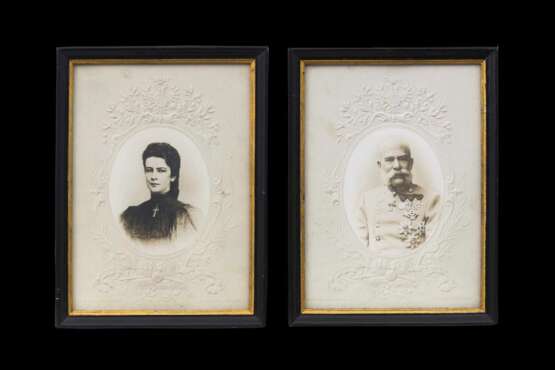 Ein Paar gerahmte Fotografien von Kaiser Franz Joseph I. und Kaiserin Elisabeth. - фото 1