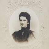 Ein Paar gerahmte Fotografien von Kaiser Franz Joseph I. und Kaiserin Elisabeth. - photo 2