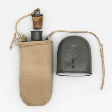 Emaillierte Feldflasche mit Leinenbezug der kuk. Armee Erster Weltkrieg. - фото 1