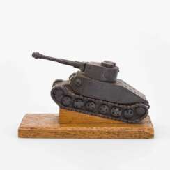Panzer-Modell auf Sockel.