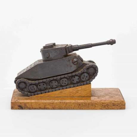 Panzer-Modell auf Sockel. - фото 2