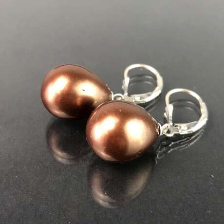 Elegante Ohrhänger: Tropfenförmige Perle in Bronze. Silber. - Foto 2