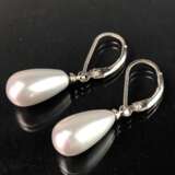 Elegante Ohrhänger: Tropfenförmige Perle in Silber-farben. Silber. - photo 1