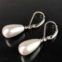 Elegante Ohrhänger: Tropfenförmige Perle in Silber-farben. Silber.