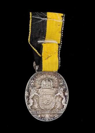 Sachsen-Coburg und Gotha, Ovale silberne Herzog Carl Eduard Medaille 1911. - photo 2