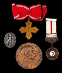 Weltkrieg, Konvolut von 4 Abzeichen und Medaille deutsch - Österreich - Türkei.